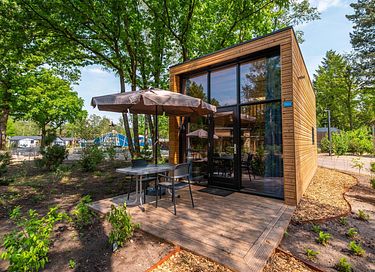 Tiny house in het bos op een vakantiepark