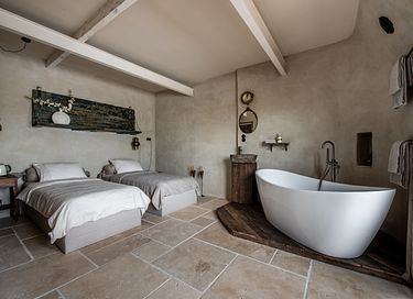 Beautifully renovated farmhouse with many luxuries - 17