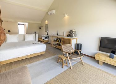 Suite lumineuse avec baignoire spa et vues. - 4
