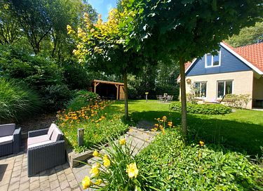 Attractive holiday home right on the waterfront