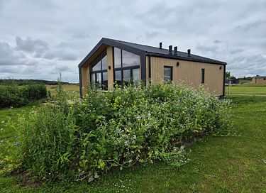 Quietly located chalet with covered porch - 2