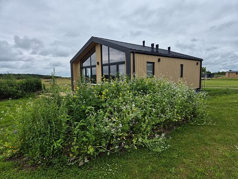 Quietly located chalet with covered porch - 2