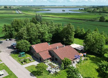 Hébergement collectif au bord de l'eau frisonne