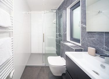 Stylish holiday home with hot tub - 34
