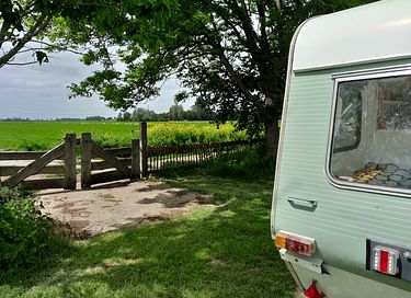 Belle caravane rétro en Frise - 16