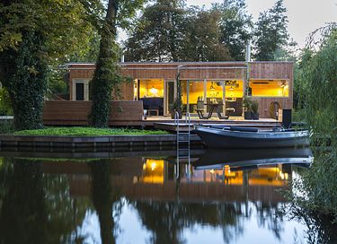Beautiful cabin by the water in Rotterdam