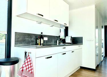 Moderne houseboot aan het Sneekermeer - 8