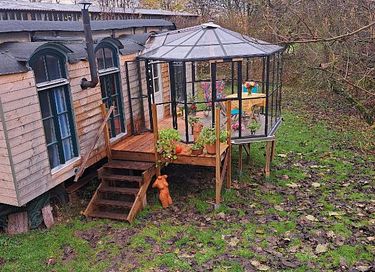 tiny house colorée dans le verger - 2