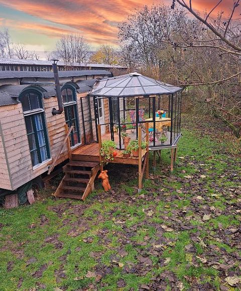 tiny house colorée dans le verger - 2