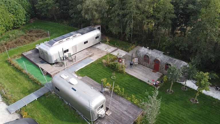 Retro caravan met groot terras - 1