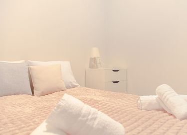 Stylish accommodation overlooking the water - 27