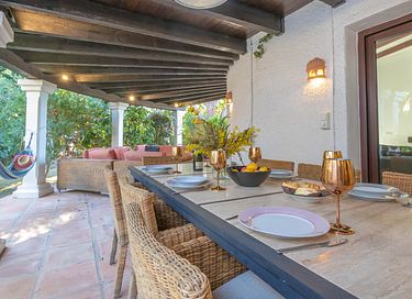 Large holiday home with private pool and garden - 11