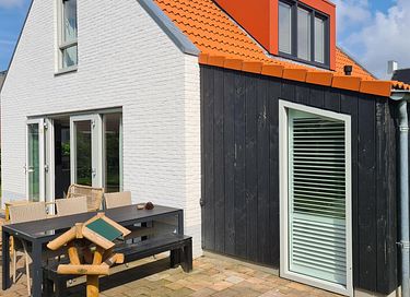 Luxury holiday home with spacious garden near the coast