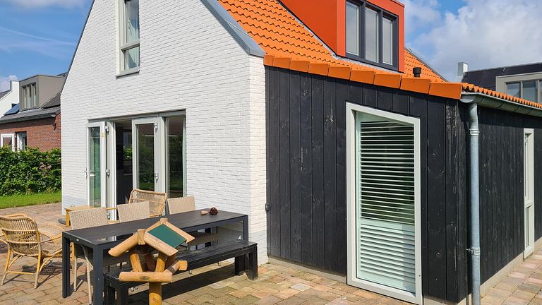 Luxury holiday home with spacious garden near the coast - 1