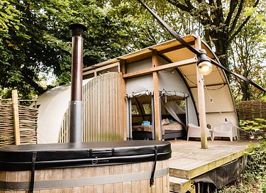 Tente glamping avec jacuzzi au bord de l'eau