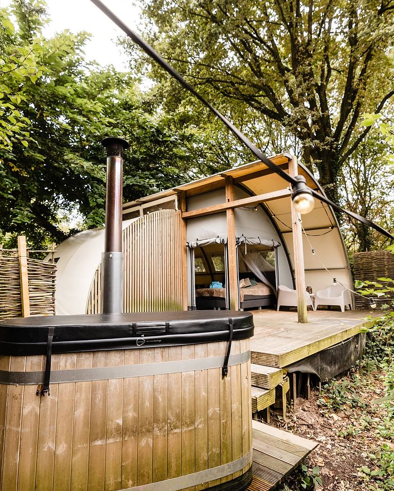 Luxuriöse Glampingzelt mit Badefass am Wasser - 1