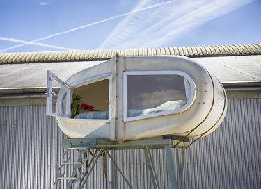 Slapen op hoogte in een design object - 3