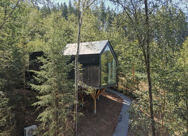 A unique overnight stay among the trees - 2