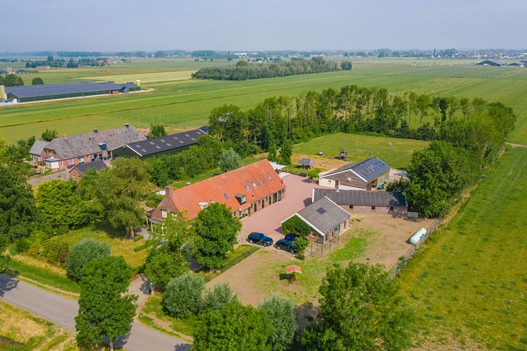 Grote en moderne boerderij (26p)  - 1