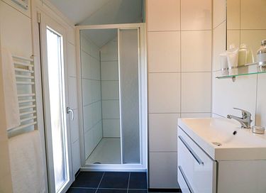 Tiny house près de l'eau en parc - 13