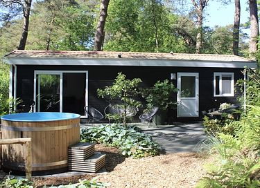 Wellness chalet in bos met sauna en hottub