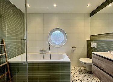 Spacious holiday home with waterfront garden - 12
