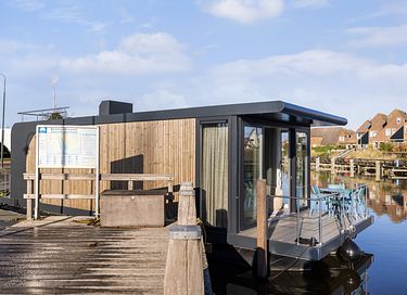Hausboot im Hafen von Lemmer - 2