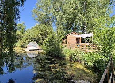 Vakantiehuis met drijvende dome tent