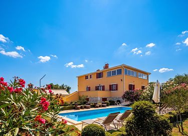 Large villa with private pool and spacious garden - 24