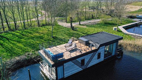Water villa in a beautiful spot in Friesland - 2