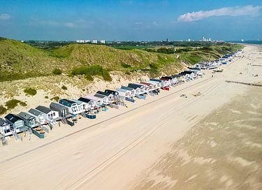 Strandhuisje op het strand bij Vlissingen