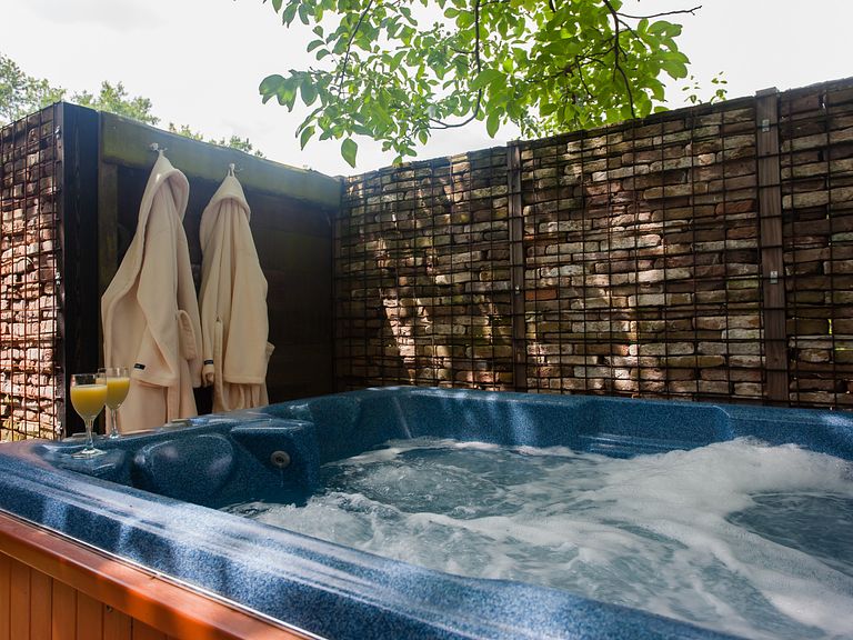 Gartenzimmer mit Outdoor-Salzwasserjacuzzi - 1