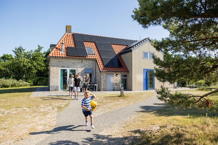 Gruppenunterkunft mit privatem Pool – Ameland - 1