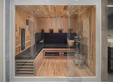 Luxury group accommodation with sauna and hot tub - 12