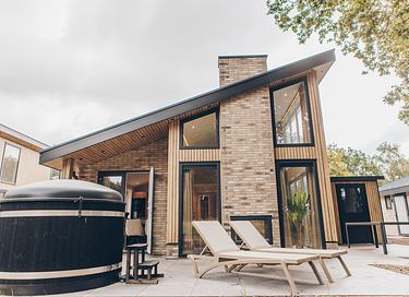 Feriehus ved skovkanten med wellness-faciliteter