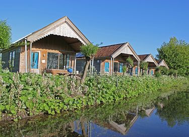 Vacation hut right by the water in Friesland - 2