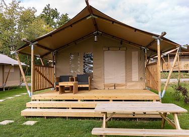 Belle tente de glamping dans la forêt en France