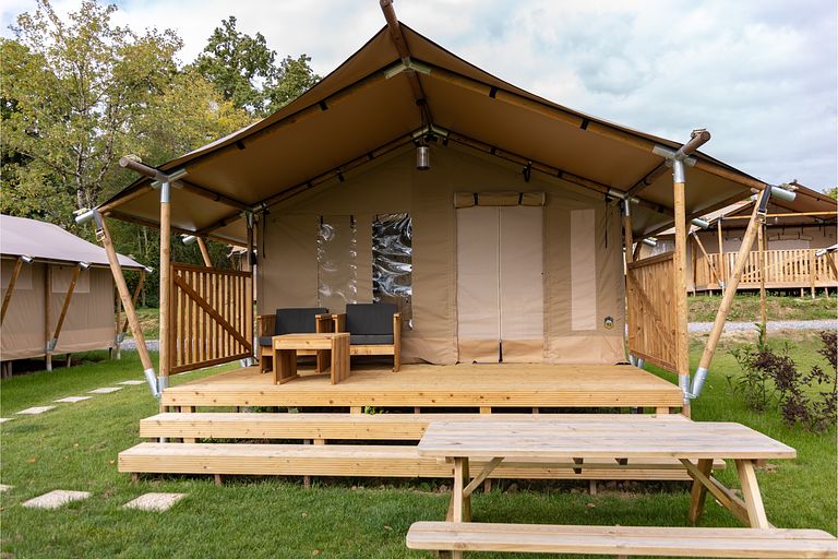 Belle tente de glamping dans la forêt en France - 1