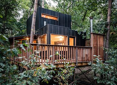 Cabane unique dans les arbes (5p) avec bain à remous privé