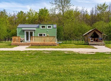 Kleurrijk tinyhouse met safari-slaaptent - 4