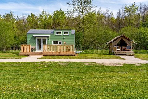 Kleurrijk tinyhouse met safari-slaaptent - 4