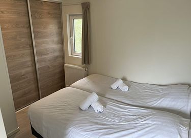 Tiny House met terras bij een mooi strand - 9
