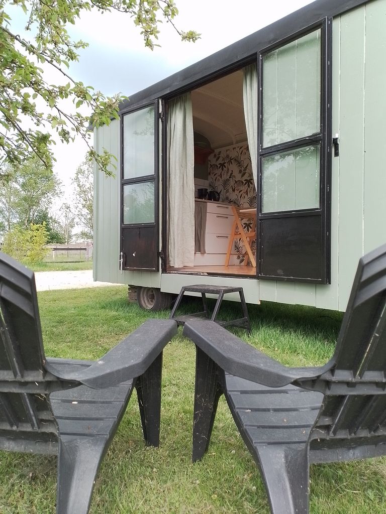 Unieke pipowagen op boerencamping - 1