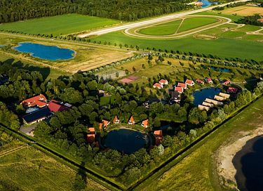 Knus huisje aan een visvijver in het groen - 13