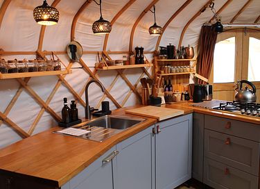 Luxe yurt met houtkachel en privé sanitair - 18