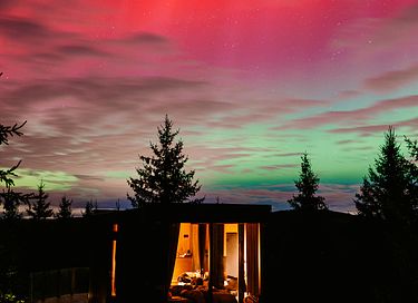 Breathtaking mirror house in Norway - 44