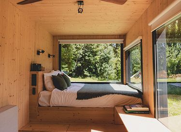 Tiny House in einem Wald und an einem See - 3