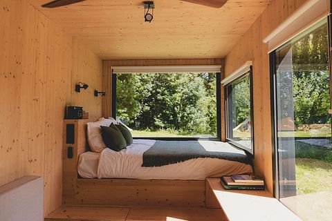 Tiny House in einem Wald und an einem See - 3