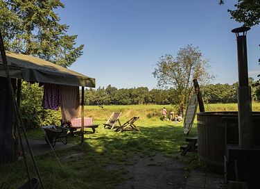 Tente-gîte de luxe avec jacuzzi dans une ferme