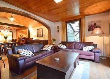 Chalet en bois au milieu de la forêt - 5
